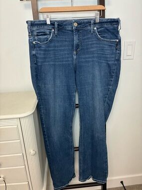 Silver jeans. Straight-Leg Jeans in medium Blue Y2K nice pocket details! Sz 16